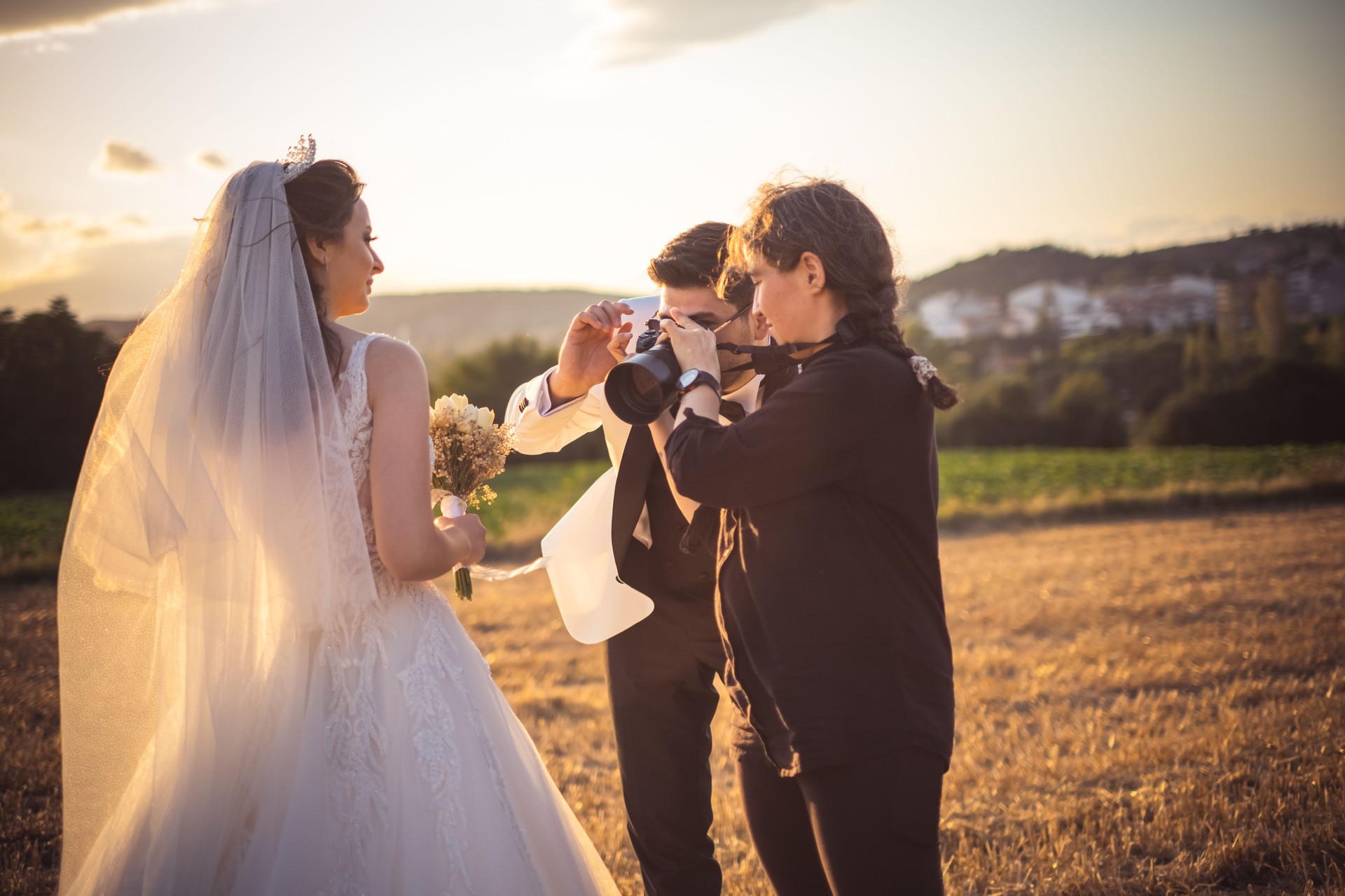 Fotógrafo de bodas mostrando las fotos a la pareja