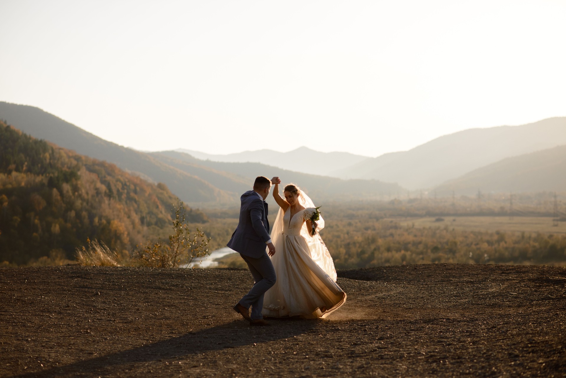 Boda sesión de fotos de los novios en las montañas. Sesión de fotos al atardecer.