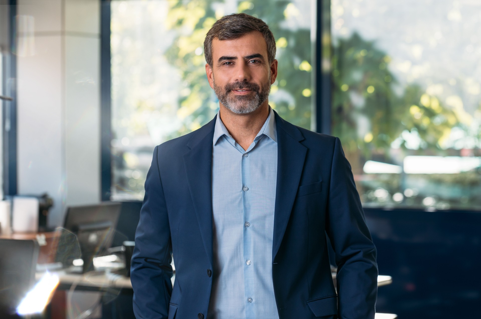 Hombre de negocios mirando a la cámara